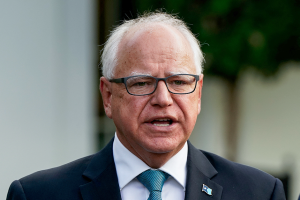 Tim Walz îl critică pe Donald Trump: „Şi-a bătut joc de legile noastre. A semănat haos şi dezbinare” 