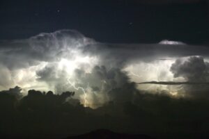 România intră sub avertizări meteorologice de cod galben şi portocaliu pentru ploi şi instabilitate atmosferică 