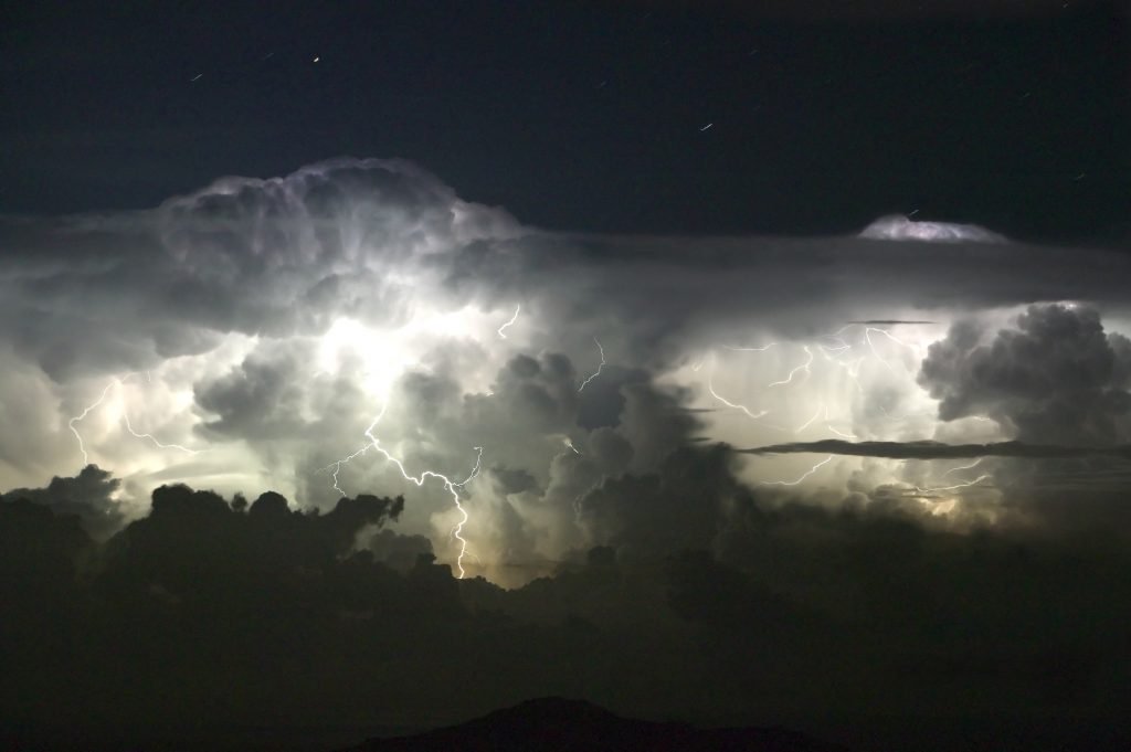 România intră sub avertizări meteorologice de cod galben şi portocaliu pentru ploi şi instabilitate atmosferică 