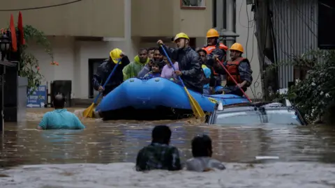Peste 100 de oameni au murit și 64 au dispărut, după ce inundațiile și alunecările de teren au lovit Nepalul