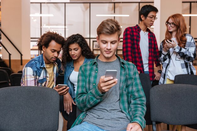 STUDIU. Oamenii își verifică telefonul din obișnuință. Care este cea mai dependentă țară de smartphone