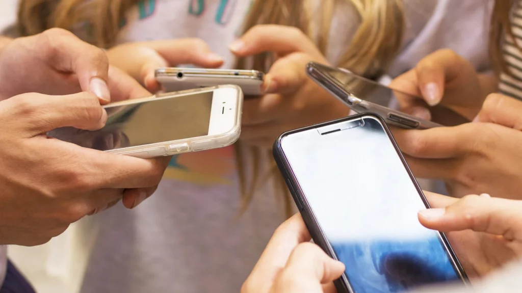 Telefoanele mobile vor fi interzise în școlile din România, în ore și pauze. Cum îi va afecta pe elevi