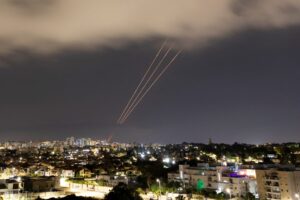 Autoritățile iraniene afirmă că își rezervă dreptul de a riposta după ce Israelul a lansat trei serii de atacuri aeriene asupra mai multor ținte