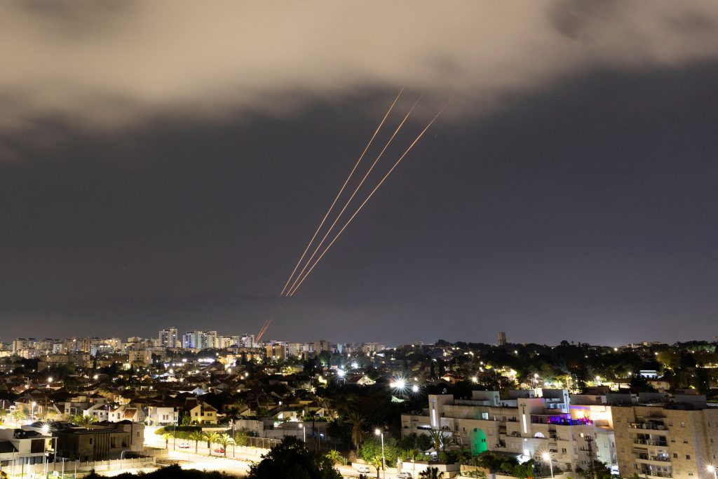 Autoritățile iraniene afirmă că își rezervă dreptul de a riposta după ce Israelul a lansat trei serii de atacuri aeriene asupra mai multor ținte