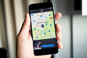 Google Maps îți găsește loc de parcare. Cum funcționează serviciul în parteneriat cu SpotHero