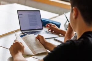 O școală e dată în judecată după ce un elev a făcut o lucrare cu Inteligența Artificială. Ce spun părinții copilului