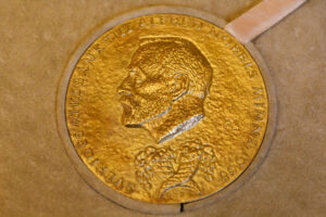Premiile Nobel 2024 vor recunoaște realizări excepționale în diverse domenii. Donald Trump și Elon Musk ar putea fi pe lista celor nominalizați