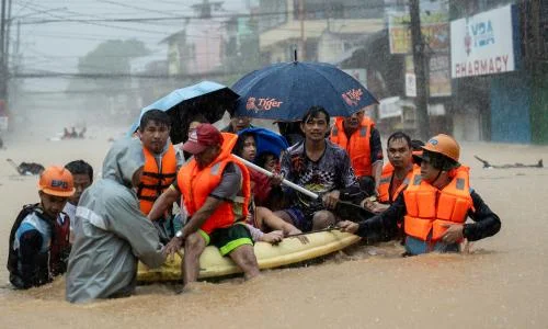 Filipine urmează să fie lovit de a cincea furtună majoră în mai puțin de o lună. Mii de oameni au fost evacuați înaintea taifunului Toraji