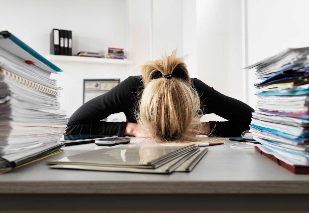 STUDIU. Patru din 10 angajaţii români care lucrează în ture se simt mereu epuizaţi