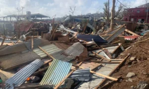 Locuitorii din Mayotte descriu „scenele apocaliptice” provocate de cea mai gravă furtună din ultimii 90 de ani: „Vedeam cum se apropie sfârșitul pentru mine”