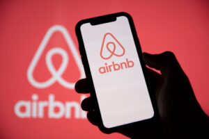 Airbnb implementează „tehnologia anti-party” pentru a preveni petrecerile de Revelion