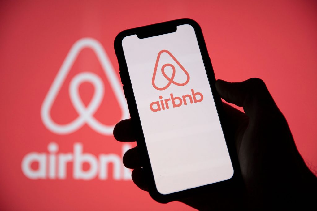 Airbnb implementează „tehnologia anti-party” pentru a preveni petrecerile de Revelion