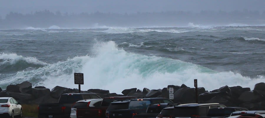 SUA se confruntă cu condiții de surf periculoase și tornade în timpul sărbătorilor