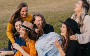 Ce impact au relațiile de prietenie asupra organismului? Adulții care au prieteni apropiați sunt mai sănătoși mintal și fizic