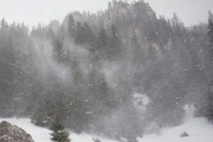 Cum e vremea la munte? ANM a emis o avertizare Cod portocaliu de viscol în Carpaţii Orientali şi Meridionali