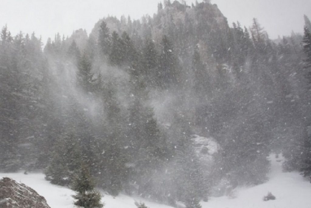 Cum e vremea la munte? ANM a emis o avertizare Cod portocaliu de viscol în Carpaţii Orientali şi Meridionali