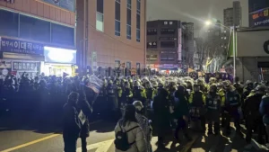 Protestatarii au luat cu asalt Curtea din Coreea de Sud după ce detenția lui Yoon a fost prelungită. Ce a transmis Președintele