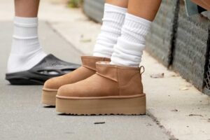 Pantofii UGG cu platformă rămân la modă anul acesta. Ce încălțăminte trebuie să alegi pentru a fi în tendințe