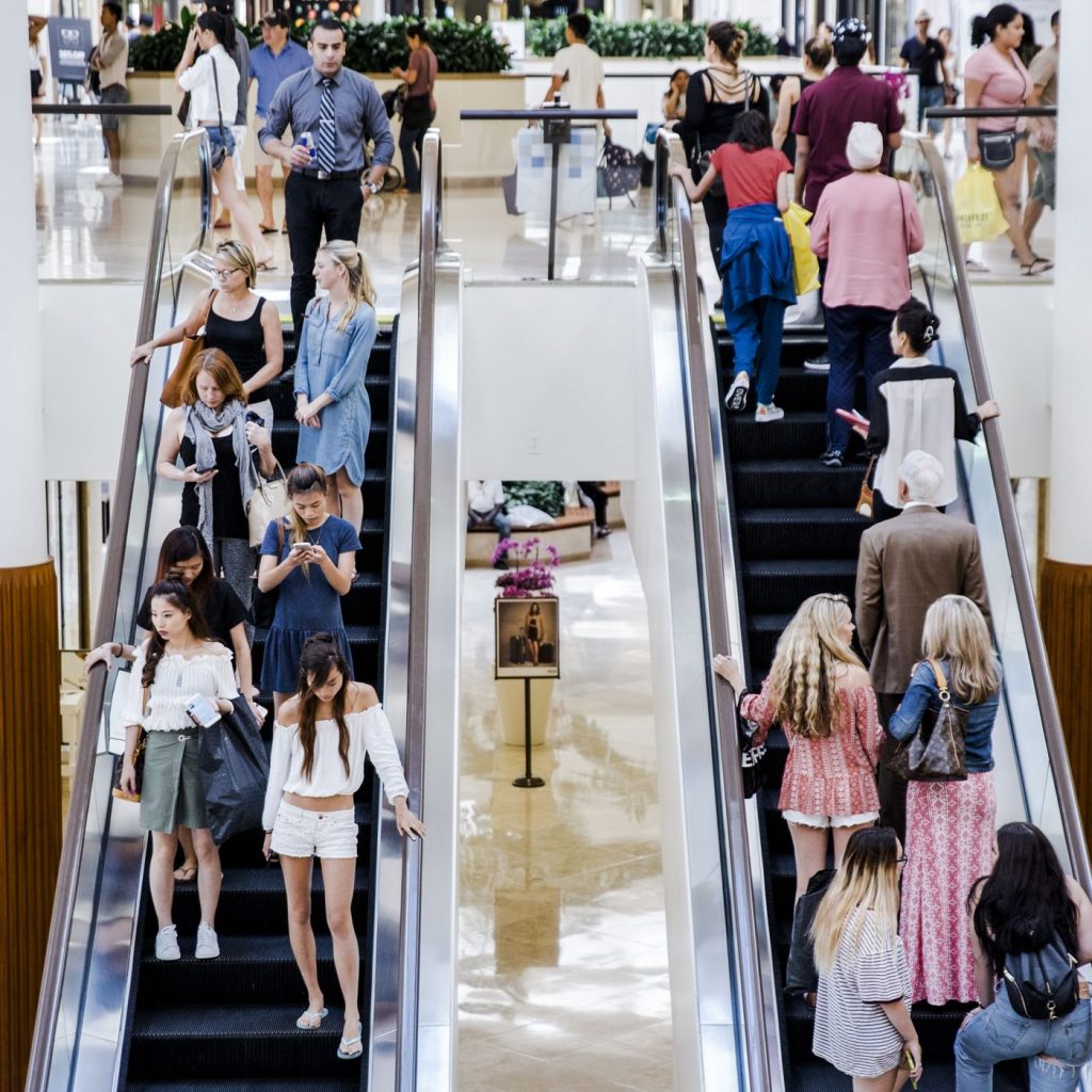 Tinerii au început să meargă mai des la mall pentru a socializa. Ce nevoi are Gen Z după pandemie