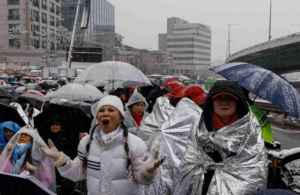 Sute de sud-coreeni protestează împotriva președintelui destituit Yoon Suk Yeol. De ce tentativele de arestare au eșuat
