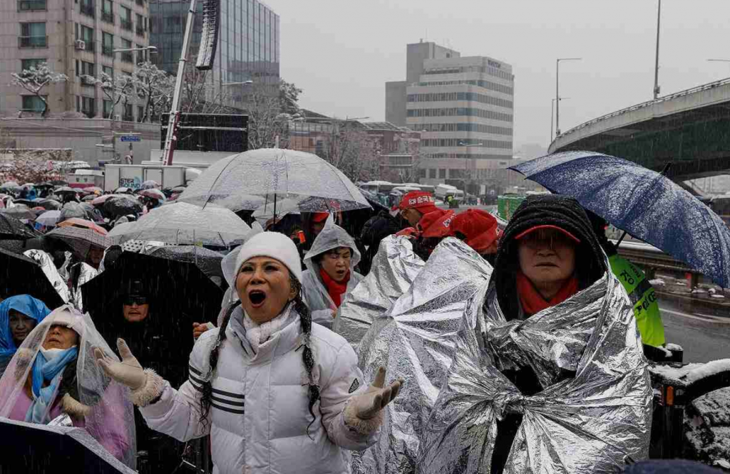 Sute de sud-coreeni protestează împotriva președintelui destituit Yoon Suk Yeol. De ce tentativele de arestare au eșuat