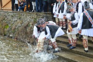 Un obicei unic în Europa are loc azi în Tălmăcel. „Udatul Ionilor” încheie ciclul sărbătorilor de iarnă în Transilvania