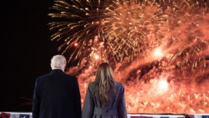 FOTO. Donald Trump a ajuns sâmbătă seara în Washington pentru a sărbători revenirea la putere. Evenimentul a început cu un foc de artificii