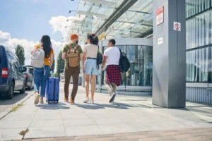 Tinerii nu se mai lasă duși din România. Doar 19% dintre românii cu vârste între 14 și 29 de ani vor să-și caute norocul în altă țară