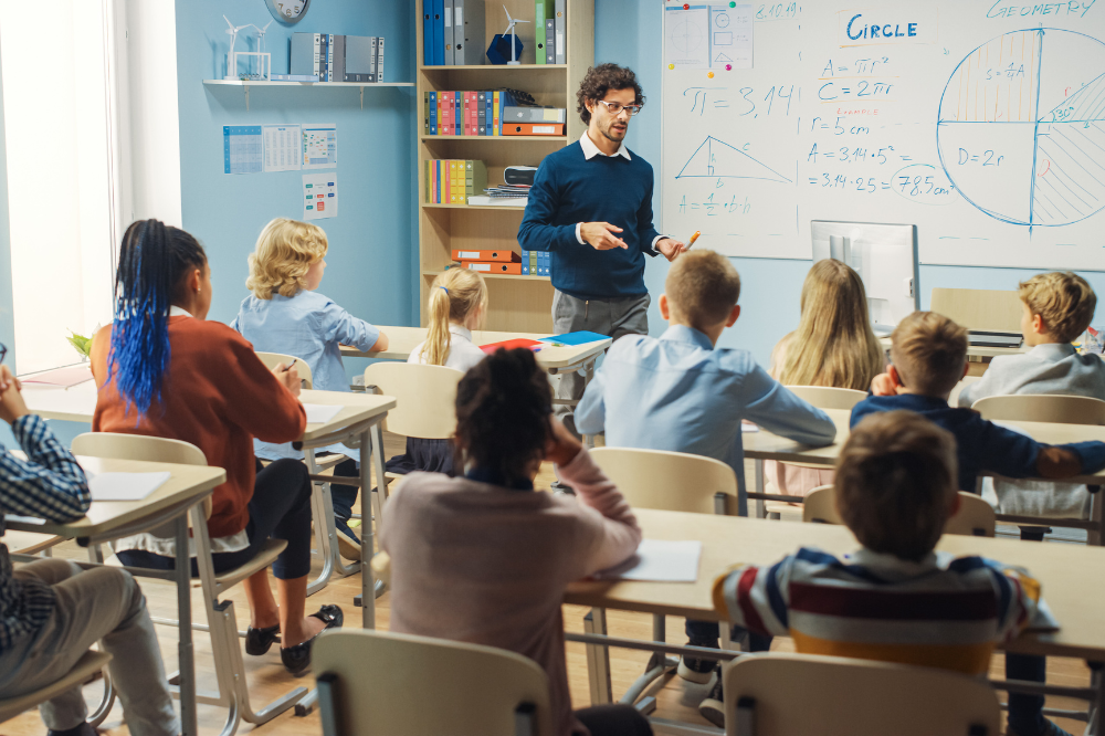 România noastră educată și necalificată: Numărul profesorilor necalificați crește alarmant