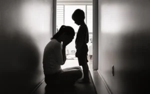Femeile care regretă că au copii: Cum o platformă anonimă ajută milioane de mame