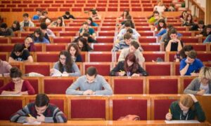 Un sfert dintre studenții din Români aleg afacerile, administrația și dreptul. Aceste domenii au cele mai reduse rate de promovare