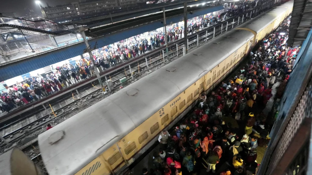 Haos în gara din New Delhi: Pelerinii au călcat în picioare femei și copii