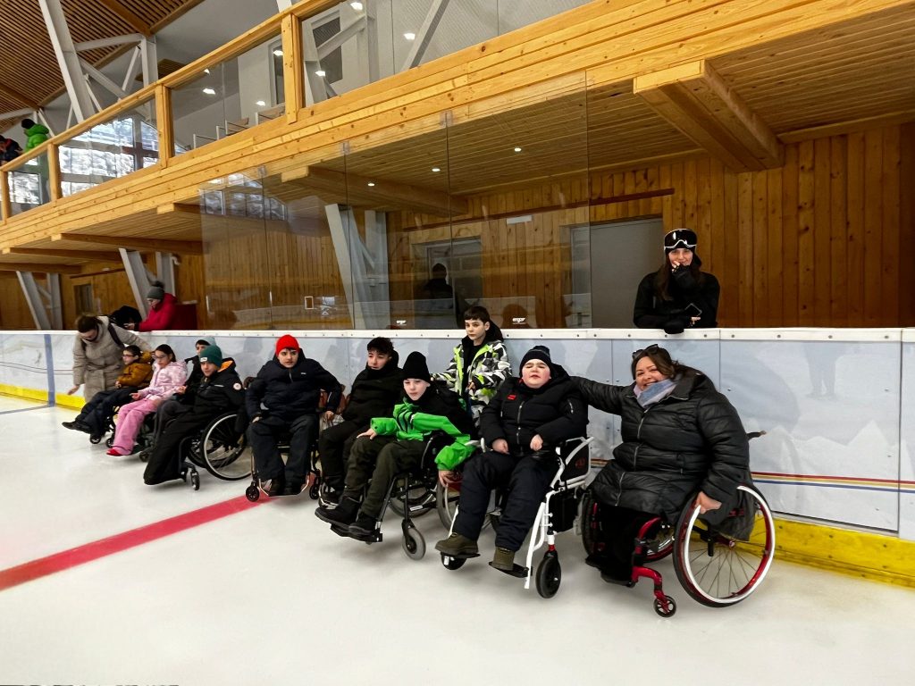Caiac SMile aduce în premieră în România hocheiul adaptat la Cheile Grădiștei și include componenta educațională în programul de sporturi de iarnă pentru persoanele cu dizabilități