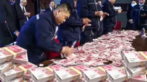 Angajații dintr-o companie au avut la dispoziție 11 milioane $ pe masă. Fiecare a luat acasă suma pe care a putut să o numere în 15 minute