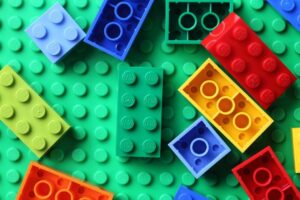 O colecție LGBTQ de la Muzeul Științei din Londra acuză LEGO de discriminare