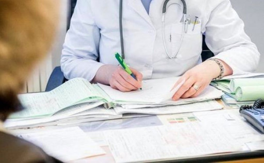 Unii medici părăsesc practica clinică pentru corporații