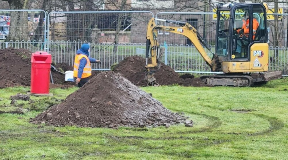 Peste 150 de boambe care datează din al Doilea Război Mondial au fost descoperite sub un loc de joacă pentru copii, în Marea Britanie