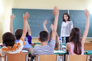 Cheltuielile pentru educația copiilor au crescut de 3 ori în ultimii 7 ani. Câți bani cheltuie anual un părinte pentru meditații și materiale