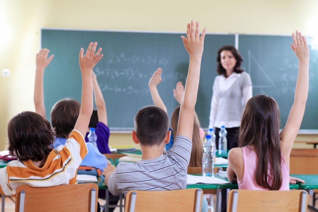 Cheltuielile pentru educația copiilor au crescut de 3 ori în ultimii 7 ani. Câți bani cheltuie anual un părinte pentru meditații și materiale