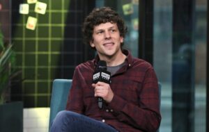 Actorul și regizorul Jesse Eisenberg a primit cetățenie poloneză cu o zi înainte să fie anunțat că Polonia reintroduce serviciul militar
