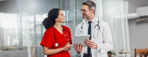 Medicii dau bir cu fugiții în țara luxului. De ce aleg doctorii britanici să plece în Dubai