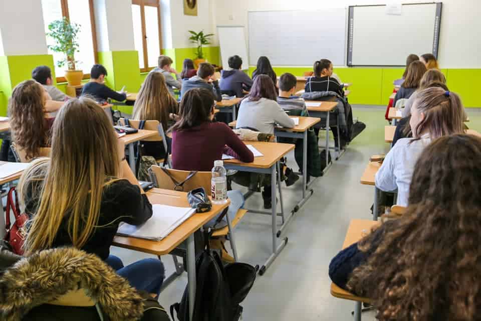 Elevii care au început clasa 0 în 2012 sunt o generație de sacrificiu. Liceul i-a primit cu manuale și programe dinainte de nașterea lor