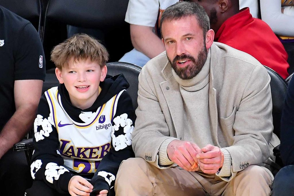 Ben Affleck l-a ironizat pe fiul său care i-a cerut o pereche de ghete în valoare de șase mii de dolari. Actorul și-a îndemnat fiul să tundă peluze pentru a face rost de bani