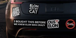 Stickerele Anti-Musk devin un fenomen global printre proprietarii de Tesla: „L-am cumpărat înainte să știu că Elon e nebun”