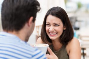 Bărbații nu mai invită femeile la cină. Prima întâlnire are loc la cafea
