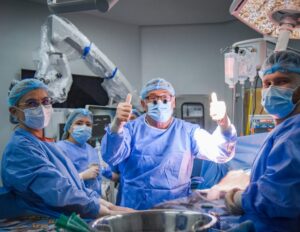 Recoltare complet laparoscopică, pentru un nou transplant hepatic realizat cu succes la SANADOR