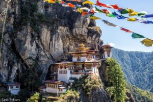 Cele mai impresionante locuri pe care să le vizitezi măcar o dată în viață: Cuibul Tigrilor din Bhutan e un templu construit pe o stâncă