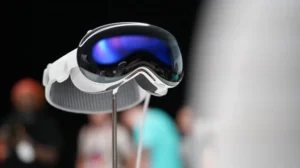 Apple dezvoltă două căști VR, inclusiv una care va funcționa împreună cu Mac-urile. Compania vizează un design ușor și prețuri accesibile