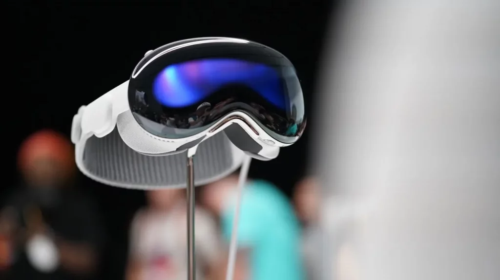 Apple dezvoltă două căști VR, inclusiv una care va funcționa împreună cu Mac-urile. Compania vizează un design ușor și prețuri accesibile