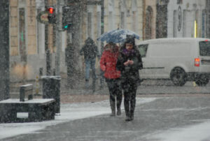 Un nou val de aer arctic va traversa astăzi România: Avertizări meteo de vânt puternic în toată țara